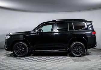 Подержанный автомобиль Toyota Land Cruiser Suv 2021 года (30 фото)