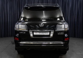 Подержанный автомобиль Lexus LX 2015 года (6 фото)