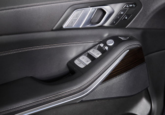 Подержанный автомобиль BMW X7 2021 года (18 фото)