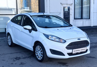 Подержанный автомобиль Ford Fiesta Sedan 2015 года (3 фото)