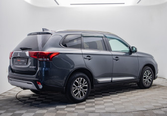 Подержанный автомобиль Mitsubishi Outlander 2019 года (5 фото)