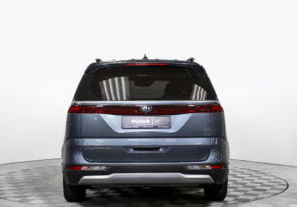 Подержанный автомобиль Kia Carnival 2020 года (6 фото)