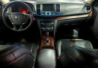 Подержанный автомобиль Nissan Teana 2010 года (11 фото)