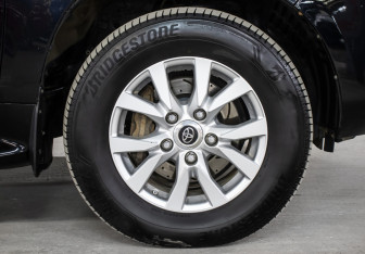 Подержанный автомобиль Toyota Land Cruiser Suv 2015 года (23 фото)