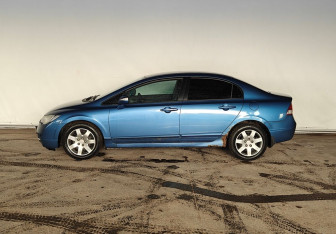 Подержанный автомобиль Honda Civic Sedan 2007 года (8 фото)