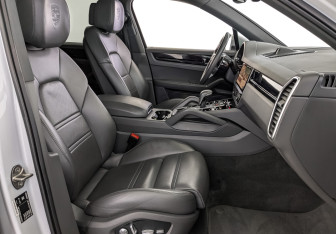 Подержанный автомобиль Porsche Cayenne 2020 года (23 фото)