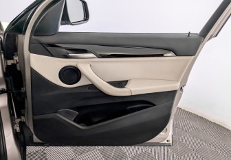 Подержанный автомобиль BMW X1 2022 года (24 фото)