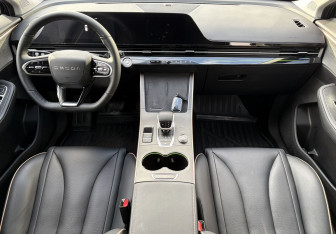 Подержанный автомобиль Omoda C5 2024 года (10 фото)