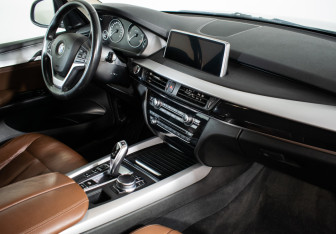 Подержанный автомобиль BMW X5 2017 года (10 фото)