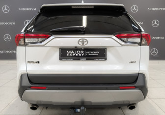 Подержанный автомобиль Toyota RAV4 2021 года (6 фото)