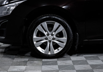 Подержанный автомобиль Chevrolet Cruze Wagon 2014 года (15 фото)