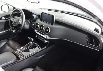 Подержанный автомобиль Kia Stinger 2018 года (10 фото)