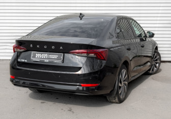 Подержанный автомобиль Skoda Octavia Liftback 2022 года (5 фото)