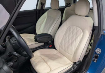 Подержанный автомобиль MINI Hatch 2021 года (19 фото)