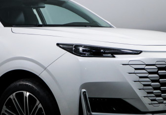 Подержанный автомобиль Changan UNI-K 2023 года (16 фото)