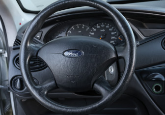 Подержанный автомобиль Ford Focus Sedan 2004 года (15 фото)