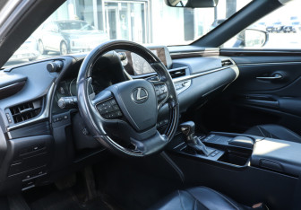 Подержанный автомобиль Lexus ES 2019 года (14 фото)