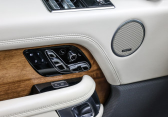 Подержанный автомобиль Land Rover Range Rover 2018 года (26 фото)