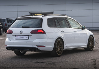 Подержанный автомобиль Volkswagen Golf R Wagon 2020 года (5 фото)