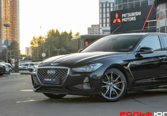 Подержанный автомобиль Genesis G70 2018 года (15 фото)