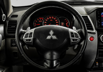 Подержанный автомобиль Mitsubishi Pajero Sport 2013 года (20 фото)
