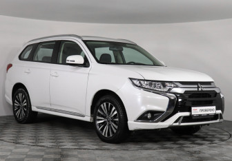 Подержанный автомобиль Mitsubishi Outlander 2022 года (3 фото)