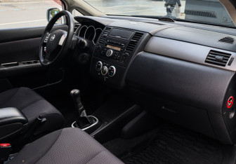 Подержанный автомобиль Nissan Tiida Hatchback 2010 года (7 фото)
