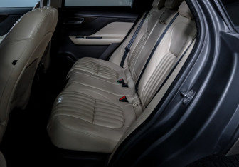 Подержанный автомобиль Jaguar F-Pace 2016 года (11 фото)