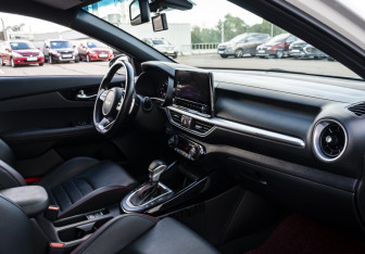 Подержанный автомобиль Kia K3 Hatchback 2021 года (14 фото)