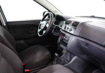 Подержанный автомобиль Skoda Fabia Hatchback 2011 года (9 фото)