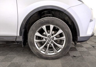 Подержанный автомобиль Toyota RAV4 2019 года (18 фото)