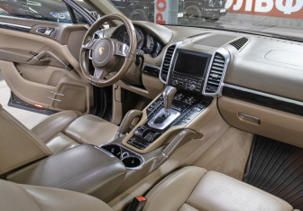 Подержанный автомобиль Porsche Cayenne 2013 года (13 фото)