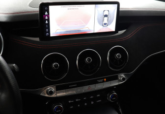 Подержанный автомобиль Kia Stinger 2023 года (14 фото)