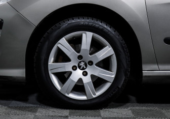 Подержанный автомобиль Peugeot 308 Hatchback 2011 года (15 фото)