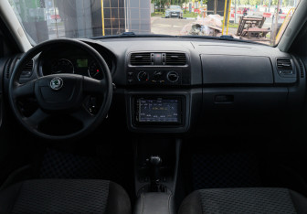 Подержанный автомобиль Skoda Fabia Hatchback 2012 года (9 фото)
