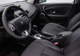 Подержанный автомобиль Renault Fluence 2010 года (10 фото)