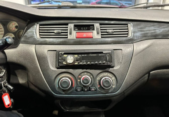 Подержанный автомобиль Mitsubishi Lancer Sedan 2004 года (9 фото)