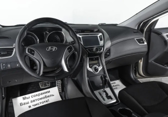 Подержанный автомобиль Hyundai Elantra Sedan 2012 года (7 фото)