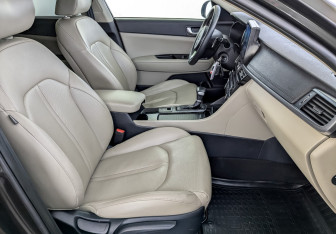 Подержанный автомобиль Kia Optima Sedan 2017 года (24 фото)