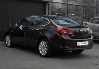 Подержанный автомобиль Opel Astra Sedan 2013 года (7 фото)