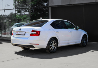 Подержанный автомобиль Skoda Octavia Liftback 2019 года (4 фото)