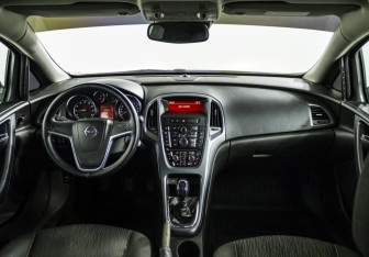 Подержанный автомобиль Opel Astra Sedan 2013 года (13 фото)