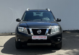 Подержанный автомобиль Nissan Terrano 2015 года (2 фото)