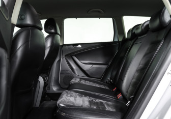 Подержанный автомобиль Volkswagen Passat Wagon 2010 года (12 фото)