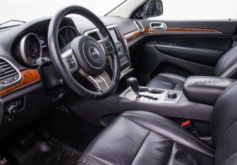 Подержанный автомобиль Jeep Grand Cherokee 2010 года (10 фото)