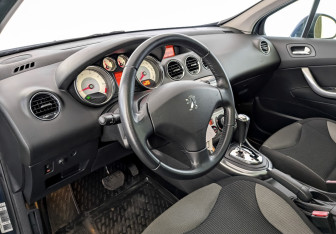 Подержанный автомобиль Peugeot 308 Hatchback 2010 года (16 фото)