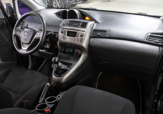 Подержанный автомобиль Toyota Verso 2009 года (11 фото)