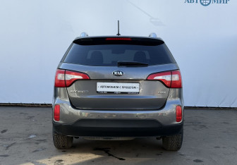 Подержанный автомобиль Kia Sorento 2015 года (6 фото)
