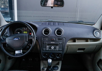 Подержанный автомобиль Ford Fusion 2006 года (9 фото)