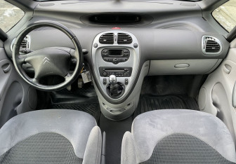 Подержанный автомобиль Citroen Xsara Picasso 2008 года (10 фото)